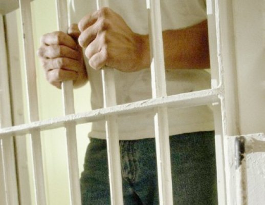 Angajatul de la penitenciar care a luat şpagă rămâne în arest